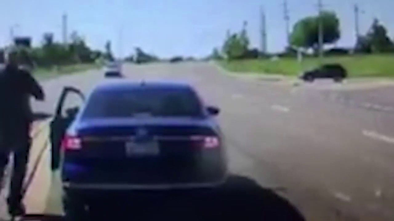 Brave man dives into moving car to save driver from having seizure ...