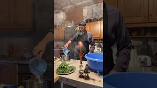 Ο ΓΕΡΟΝΤΑΣ ΠΑΡΘΕΝΙΟΣ  ΑΝΑΠΙΕΝΕΙ ΠΡΟΖΥΜΙ ΜΕ ΒΑΣΙΛΙΚΟ ΤΟΥ ΣΤΑΥΡΟΥ