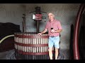 Un pressoir vinicole traditionnel au domaine burnichon