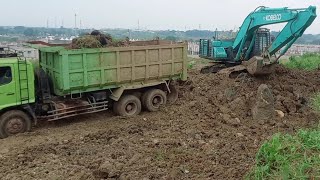 excavtor loading truck, beko kobelco sk200, dump truck, truk excavator, galian tanah, green truck