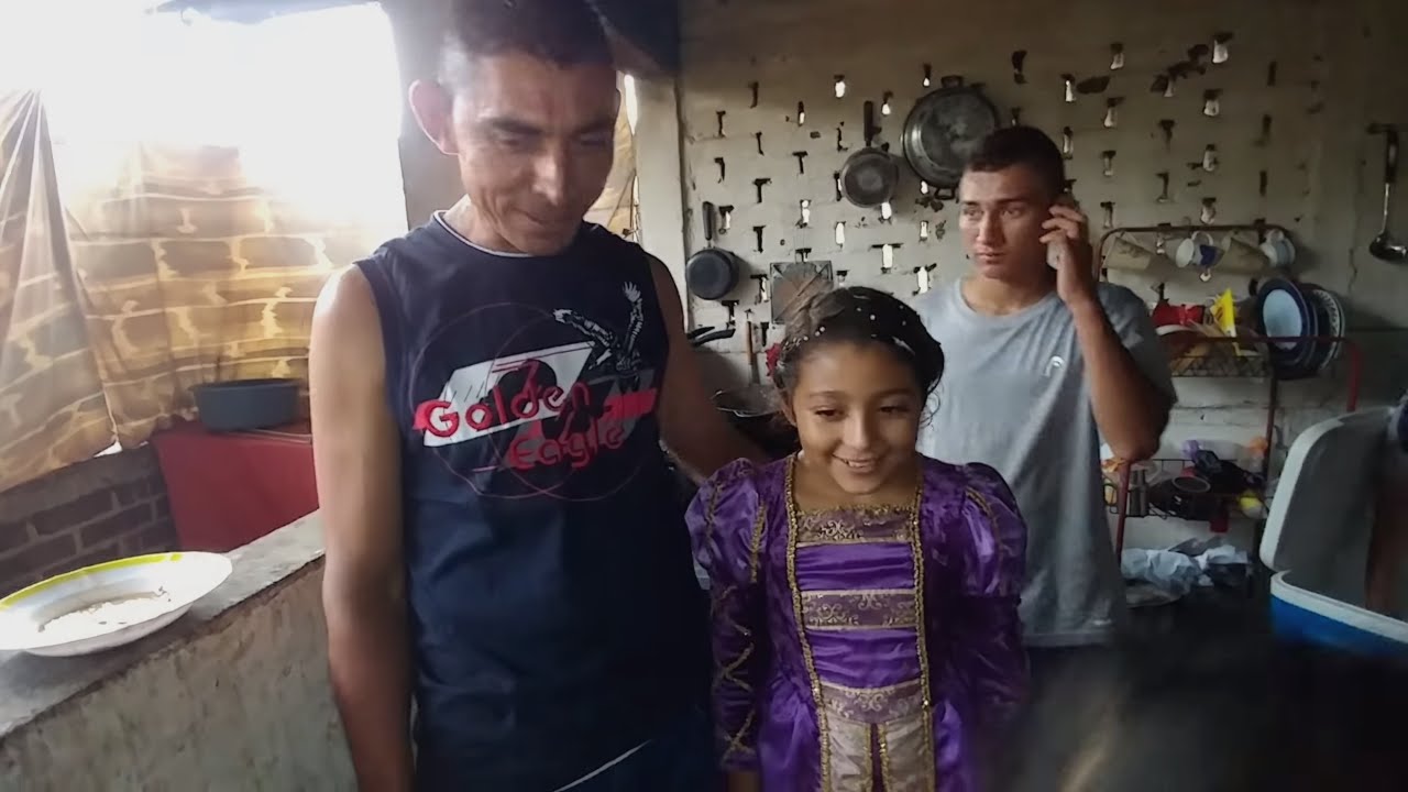 Ahora si el pastelel. Laura nos presenta a su padre. Cumpleaños de la Señorita Laura. Parte 13/13