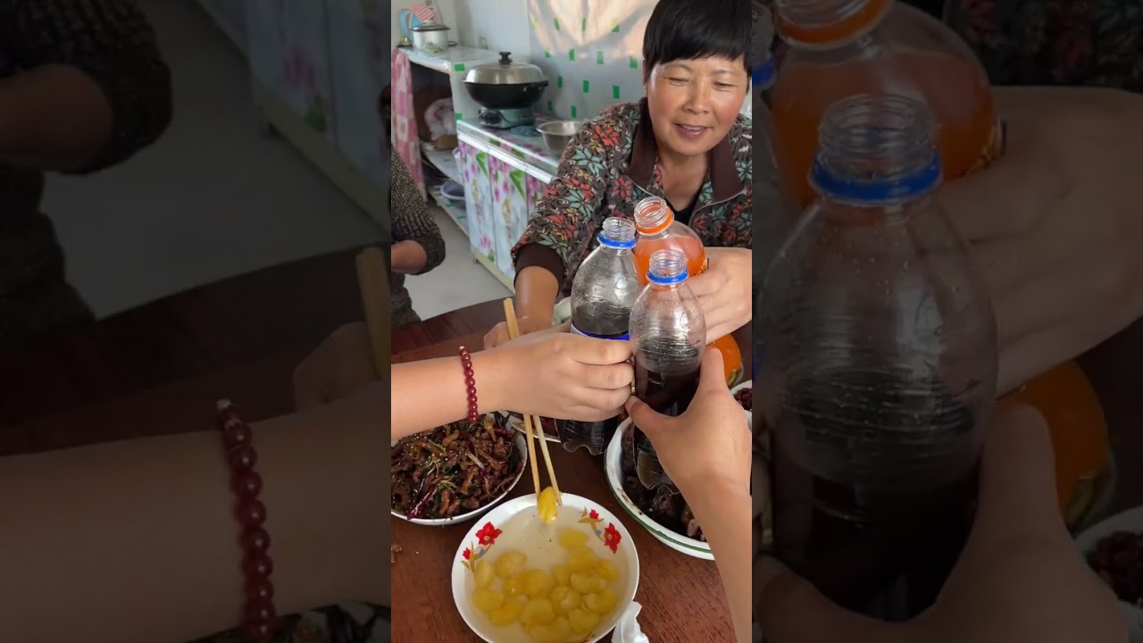 回村日记｜今天妹妹回家，我们一起陪姥姥姥爷提前过中秋节，尽管是短暂的相聚，老人家也非常很开心。#提前过中秋 #炖鱼 #香辣肉丝 #东北农村生活 #回村的生活 @抖音媒体内容优推官