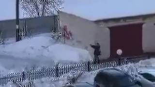 Житель Кургана зафиксировал мужчину с пистолетом у себя во дворе Житель Кургана зафиксировал мужчину с пистолетом у себя во дворе