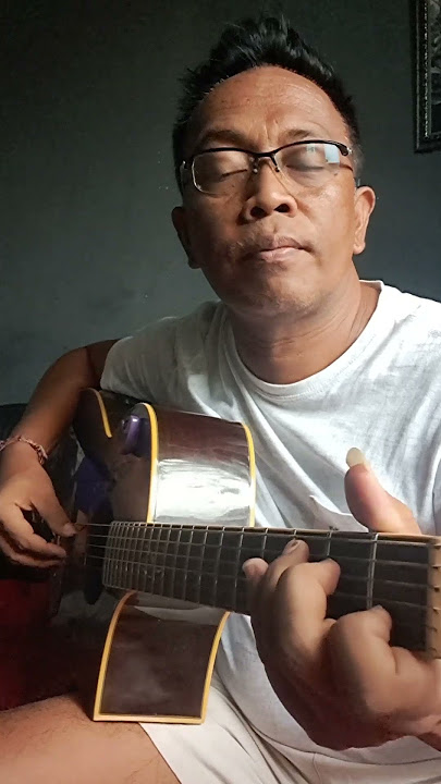 ada yg bilang sama..tpi beda..!!     lihat bedanya..dust in the wind dan sore tugu pancoran..