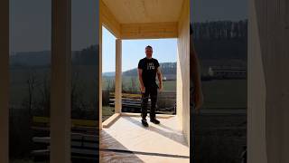 Urlaub im Holzhaus in mitten von Obstbäumen! Unser NiTO Stein passt prima in das Konzept! #holzhaus