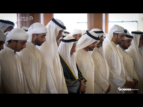 حاكم الشارقة يؤدي صلاة الجنازة على جثمان سلطان بن خالد بن محمد القاسمي