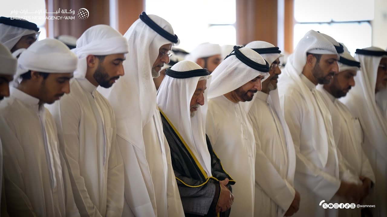 حاكم الشارقة يؤدي صلاة الجنازة على جثمان سلطان بن خالد بن محمد القاسمي