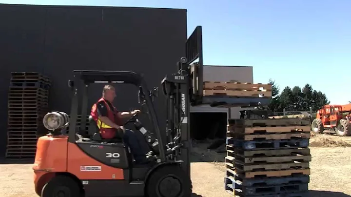 Sit-Down Counterbalanced Forklift - Moving a Load - DayDayNews