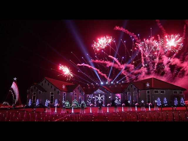 Noel (He Is Born) Christmas Light and Firework Show - 4K class=