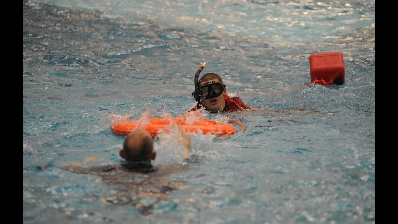 united states coast guard rescue swimmer
