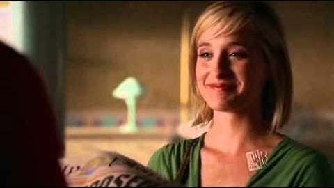 Smallville - 5x06 - Exposed - Lois, with the help of Clark, moves out of the Kent farm