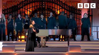 Alicia Keys performs ‘Girl On Fire’ | Platinum Party at the Palace - BBC Resimi