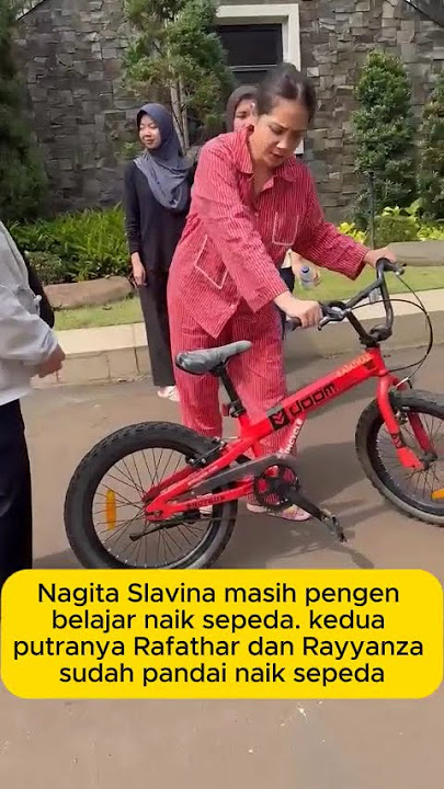 Nagita Slavina belajar naik sepeda. kedua putranya Rafathar dan Rayyanza sudah pandai naik sepeda