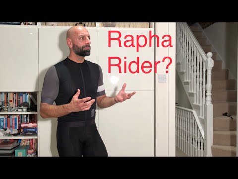 فيديو: مراجعة قميص Rapha Core و bibshorts