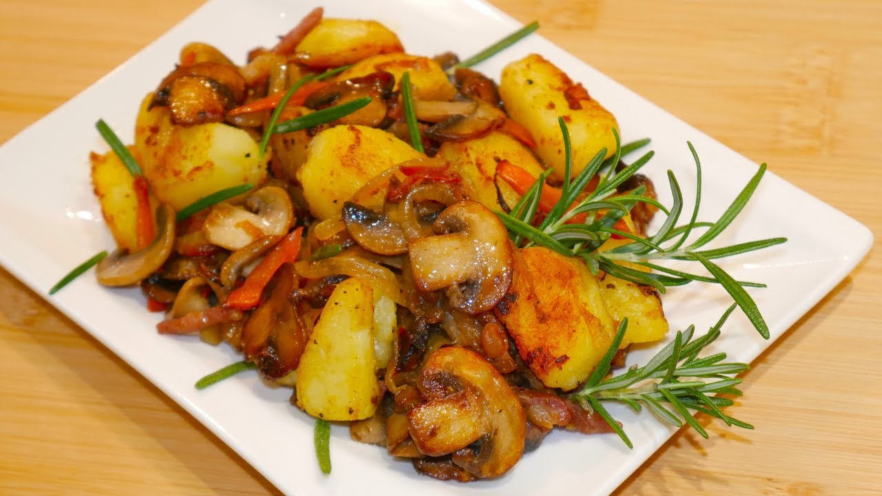 Pieczone ziemniaki z pieczarkami, boczkiem i czosnkiem. Szybkie i pyszne danie jednogarnkowe.