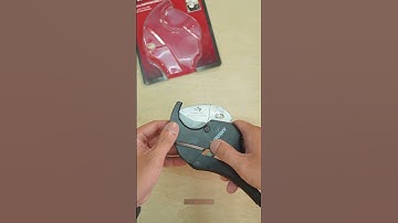 Trên tay kềm cắt ống nhựa Husky Ratcheting PVC Cutter