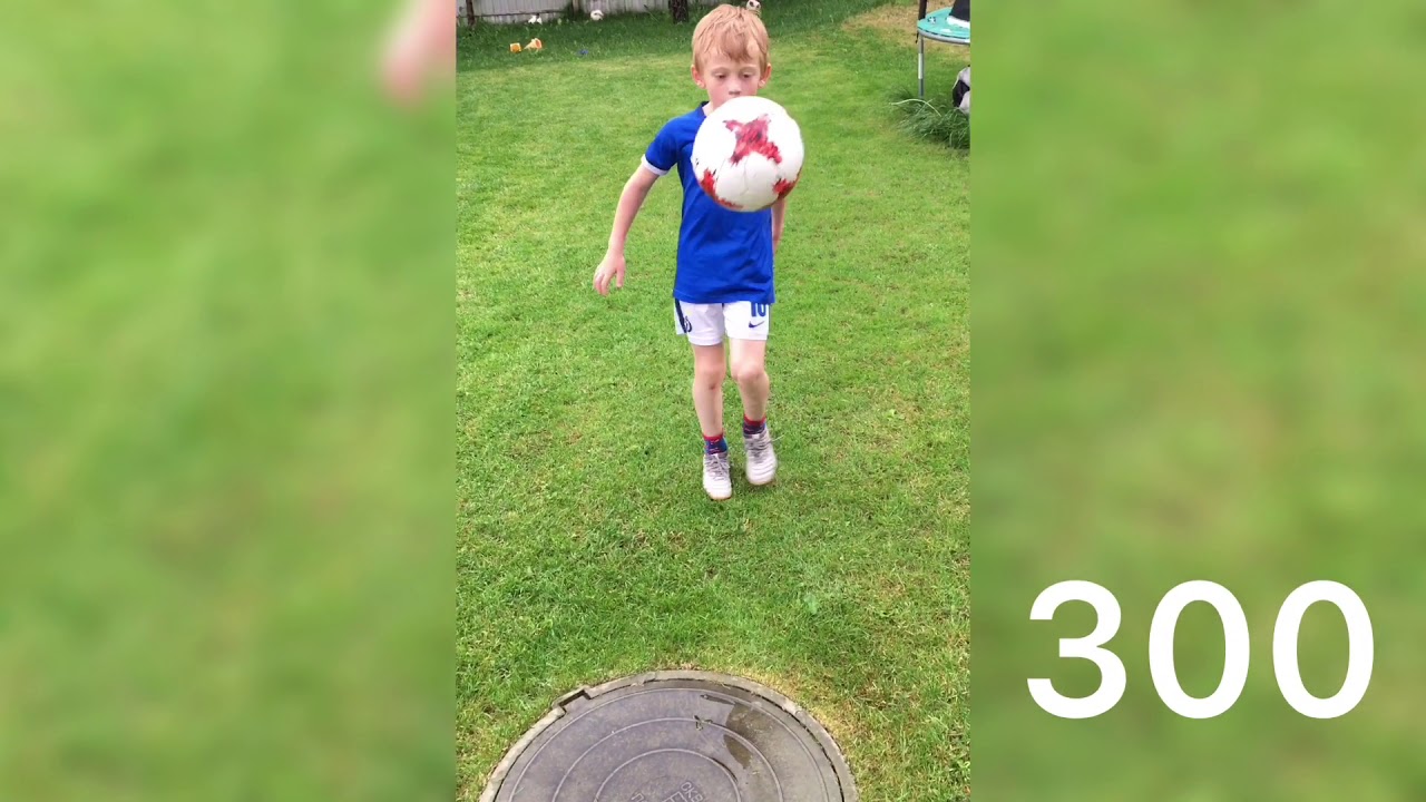 какой рекорд по набиванию мяча. месси чеканит мяч. какой рекорд по набиванию мяча. рекорд по набиванию мяча. мировой рекорд по набиванию мяча теннисной ракеткой.