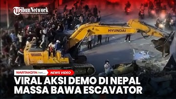 TEREKAM! Viral Aksi Demo di Nepal Massa Bawa Escavator
