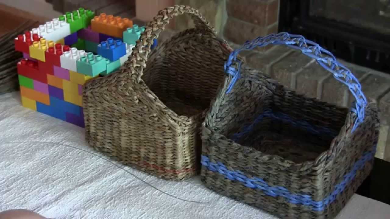 Fondo cuadrado tejido de tubitos de periodico. Parte 4.1.