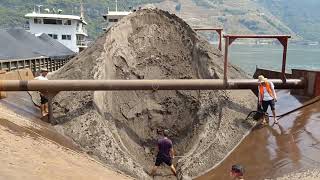 Amazing work  The flow of sand when the ship unloads 3500 tons of sand by a conveyor belt