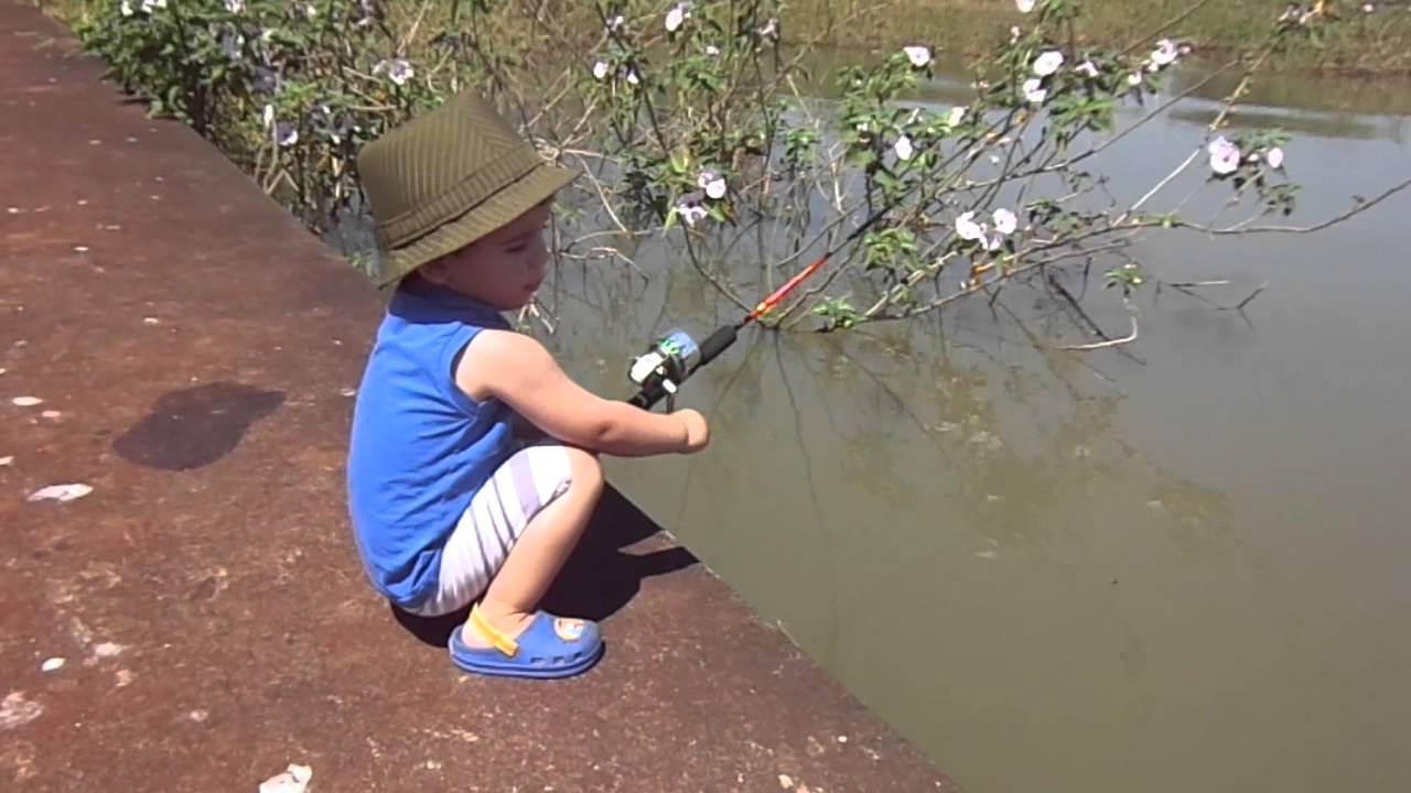 criança pescando - YouTube
