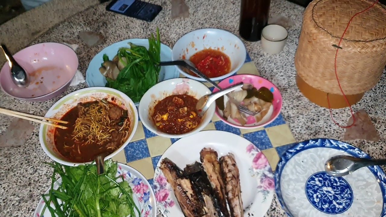 ปิ้งปลาดุกนาจิ้มแจ่วลวกผัก หัวหมูนึ่งจิ้มแจ่ว หมี่เหลืองลูกชิ้นเนื้อเปื่อย นัวคักหลาย