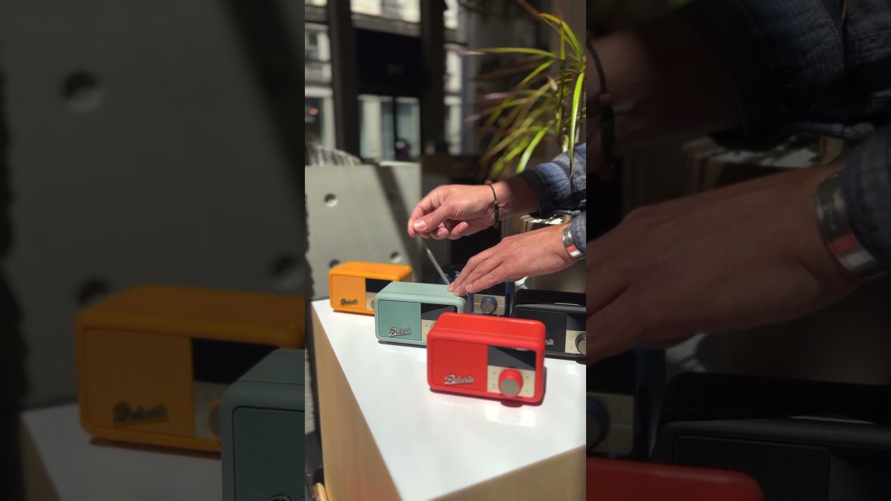 RetroFutur.fr - Nouveauté RADIO - Découvrez le modèle ROBERTS Revival Petite 2 