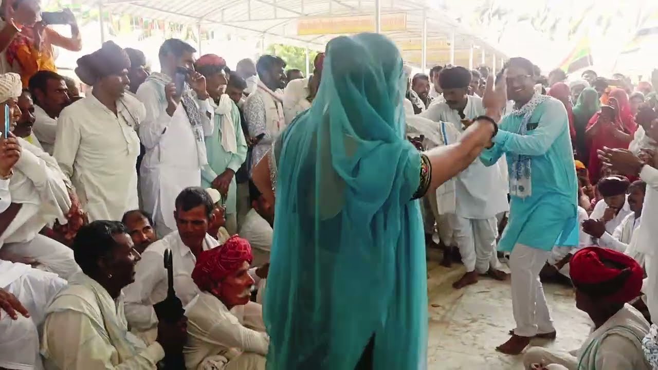 देव नारायण भगवान के आगे पारीक गाते हुए हनुमान चुराडा