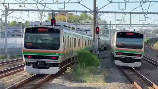 E233系3000￼番台E-56編成＋E231系1000番台K-14編成に並走してE233系3000番台U222編成＋E231系1000番台K-13編成が戸塚同時発車！