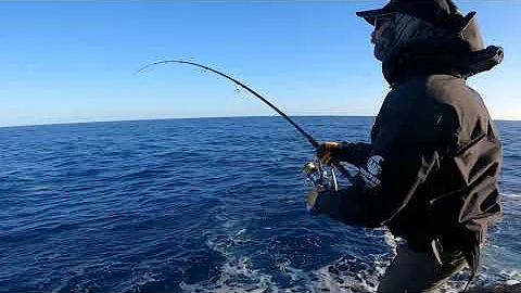 Shore Jigging: Tuna from the rock [i didt win]