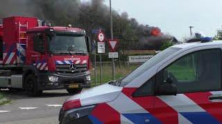 Grote schuurbrand in Barendrecht - Peloton grootschalige watervoorziening met spoed onderweg!