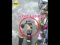 鑰匙忘拔險釀禍！幼童誤轉油門電動車狂衝 爸爸反手一抓神救援