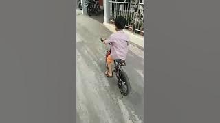 Humaris belajar naik sepeda