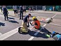 Klimaaktivisten kleben sich in der Speyerer Straße in Heidelberg auf den Asphalt