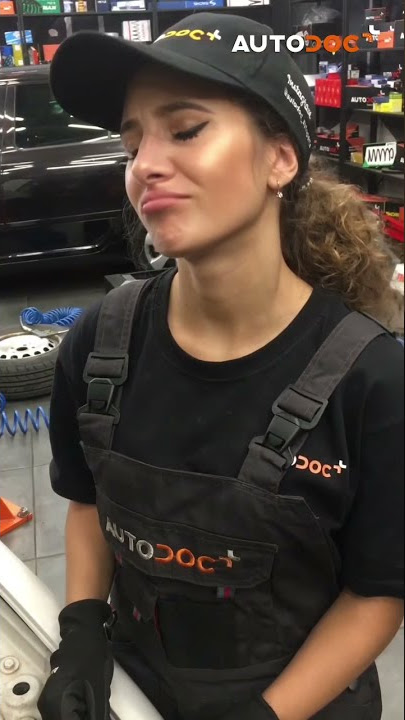 Trucco: come svitare una vite con un elastico e un cacciavite | #autodoc #lifehack