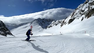 白云是雪山的盖头，这云海下滑雪也太治愈了吧