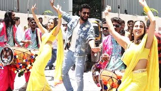 Sara Ali Khan Desi DHOL Dance In Saree With Vicky Kaushal At Zara Hatke Zara Bachke Trailer Launch