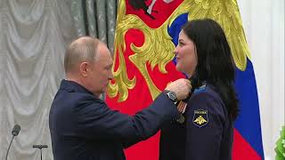 Владимир Путин вручил государственных награды выдающимся женщинам России