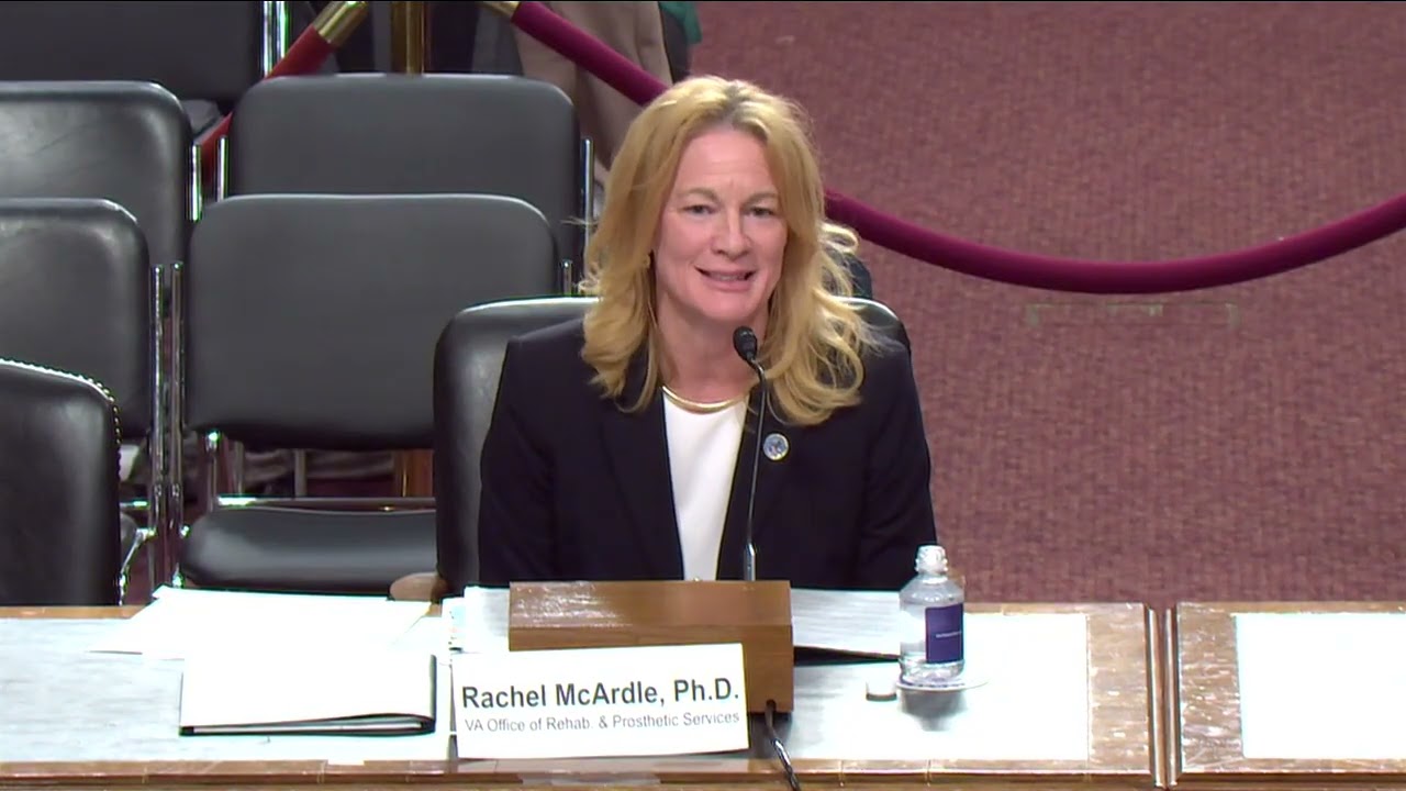 Председатель Моран обсуждает решения проблем, возникающих в системе здравоохранения для ветеранов...