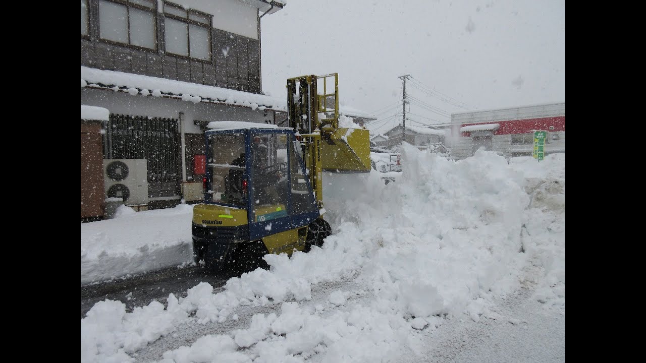 年末の大寒波到来 フォークリフトでの除雪作業 2012 12 26