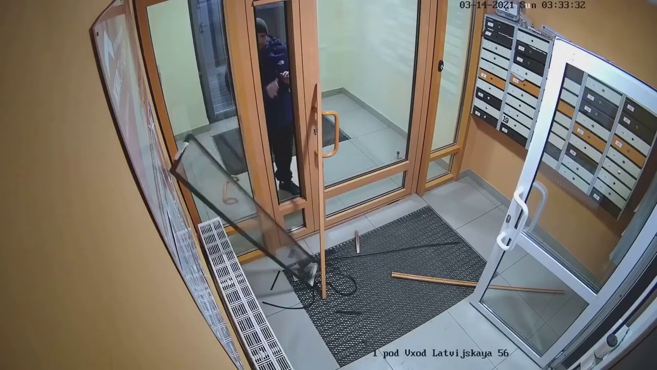 Дверь подъезда внезапно распахнулась и на улицу выскочил неопрятного вида крепкий молодой человек