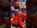 争分夺秒!女童被困下水道7小时,消防员在暴雨急流中将孩子救出