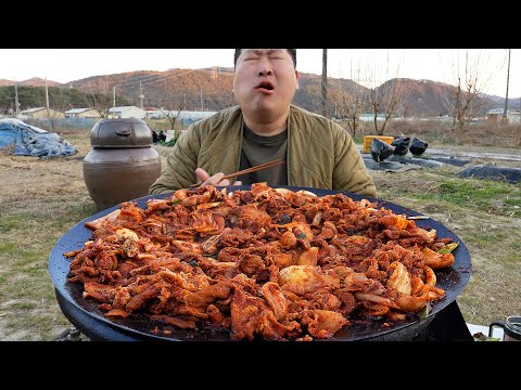 어머니의 맛있는 <strong>김치로</strong> 만든 솥뚜껑 김치 두루치기, 불향 가득 밥 한 그릇 순삭! (Kimchi duruchigi) 요리&amp;먹방!! - Mukbang eating show