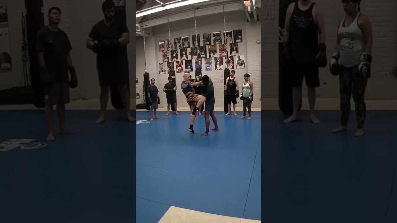 This Knee Counter Destroys Hook Punches #MuayThai #Shorts