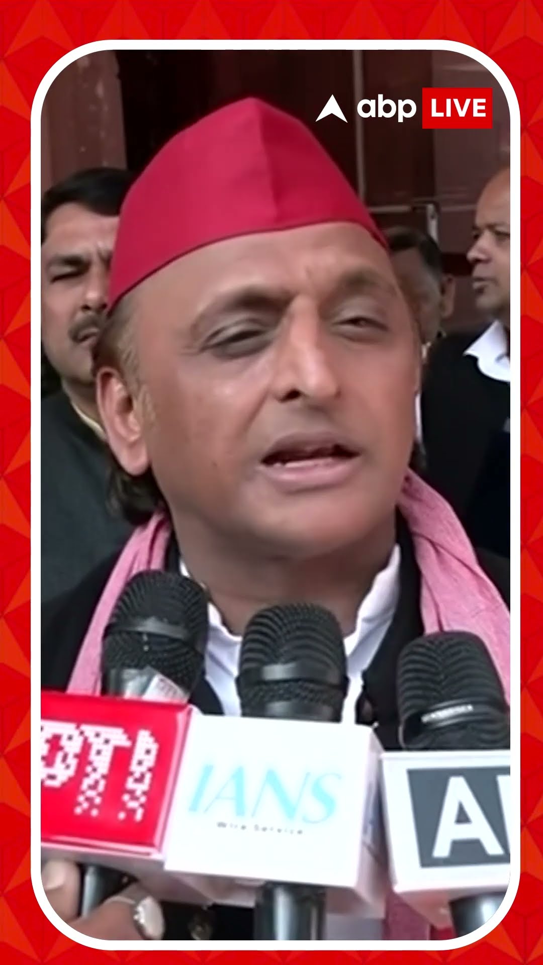 হাতে বেড়ি, পায়ে শিকল পরিয়ে আমেরিকা থেকে ভারতীয়দের দেশে পাঠানোর অভিযোগ,  কী বললেন অখিলেশ যাদব ?