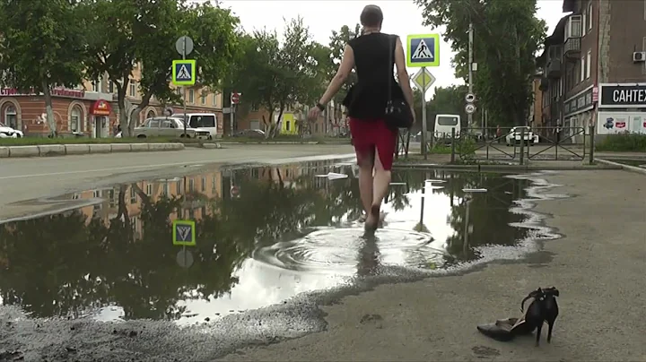 Girl and women walking barefoot in puddle - DayDayNews