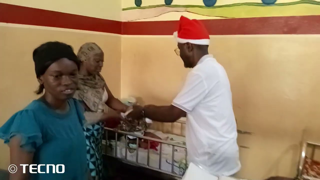 NOËL. Remise des jouets et d'un repas aux enfants de la pédiatre par le Directeur de l'H.R Bacongo. 