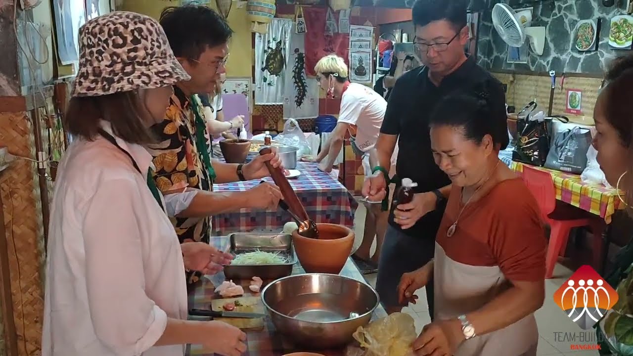 Market scavenger hunt, cooking class & lotus folding - Team Building Bangkok