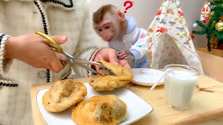 Monkey Puka eats deliciously with Mom's fried cake