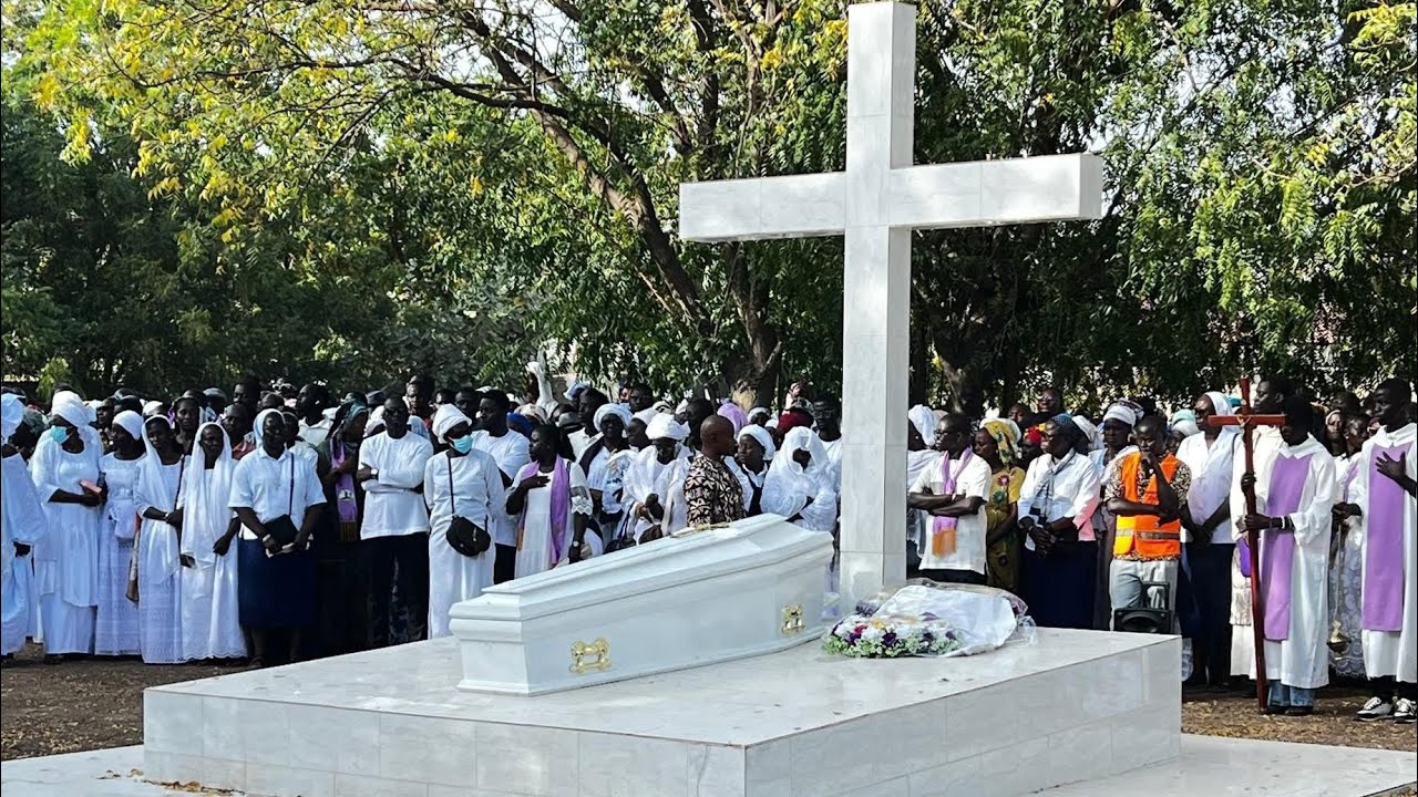 Messe et inhumation de George Dethie Diop : les images poignantes d’un dernier hommage national